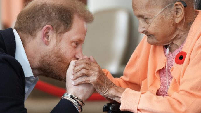 Aggregator Downloaded image for imported item 84290 | Meridian Source Photo Gallery: Prince Harry meets with veterans in Toronto