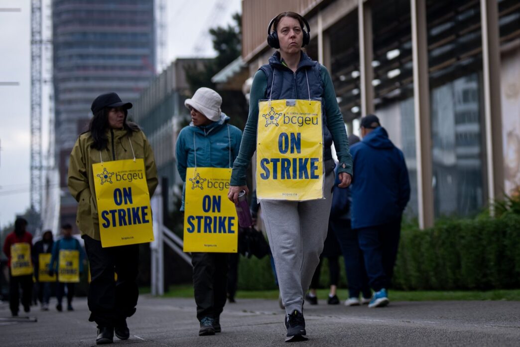 Aggregator Downloaded image for imported item 85383 | Meridian Source CP NewsAlert: BCGEU members vote in favour of deal to end strike