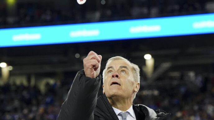 Aggregator Downloaded image for imported item 85594 | Meridian Source Prime Minister Mark Carney met with cheers and boos at 112th Grey Cup game