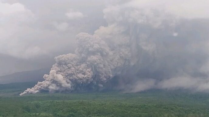 Aggregator Downloaded image for imported item 85948 | Meridian Source Indonesia raises alert for Mount Semeru volcano to the highest level after a series of eruptions
