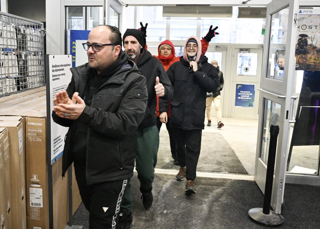 Aggregator Downloaded image for imported item 92179 | Meridian Source Boxing Day draws shoppers despite poor weather in Toronto, much of Ontario