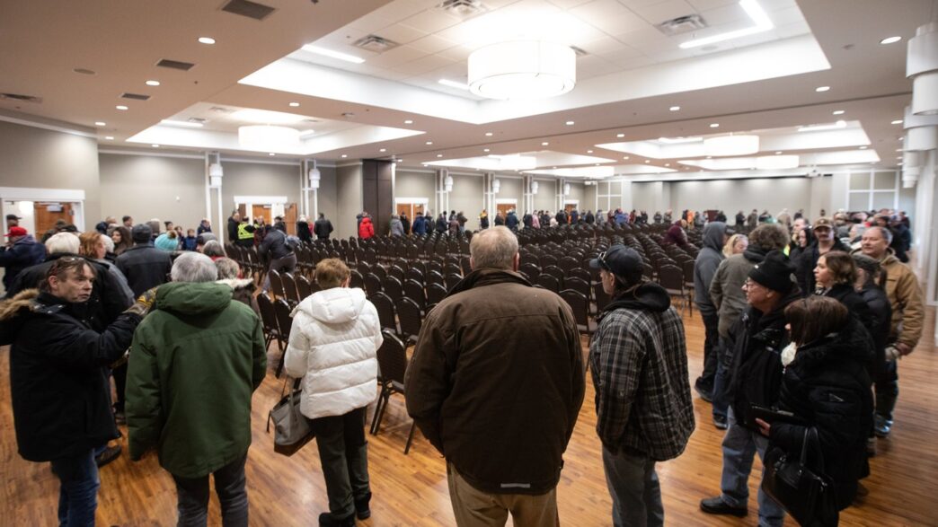 Hundreds line up near Edmonton to endorse referendum on Alberta leaving Canada