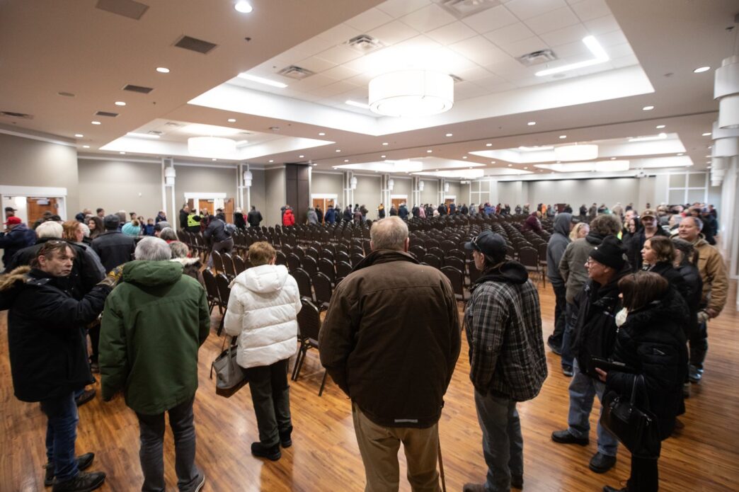 Aggregator Downloaded image for imported item 95511 | Meridian Source Hundreds line up near Edmonton to endorse referendum on Alberta leaving Canada