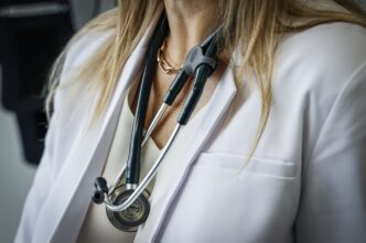 Female family doctors in Ontario spend more time with patients, make less money: study