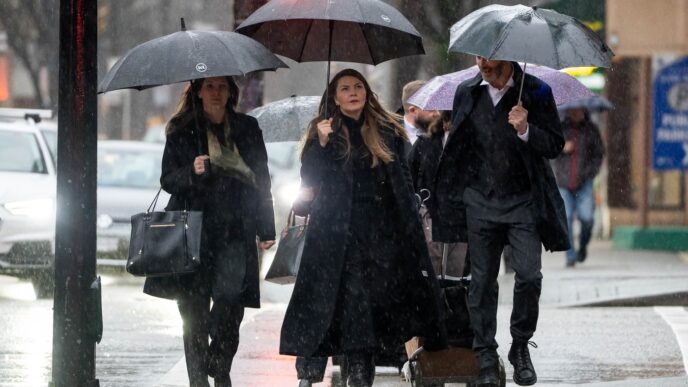 Photographer and news outlet sue RCMP, alleging wrongful arrest at pipeline protest