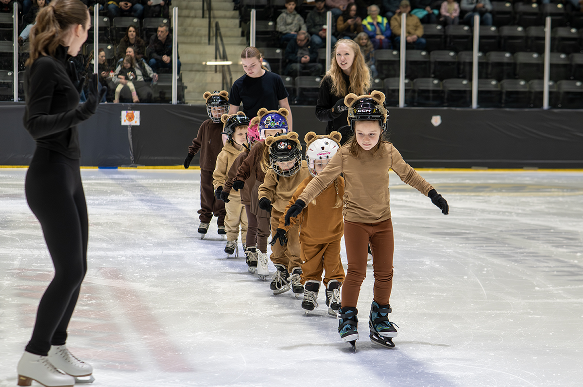 Skating club dazzles crowd at year-end carnival in Lloydminster ...